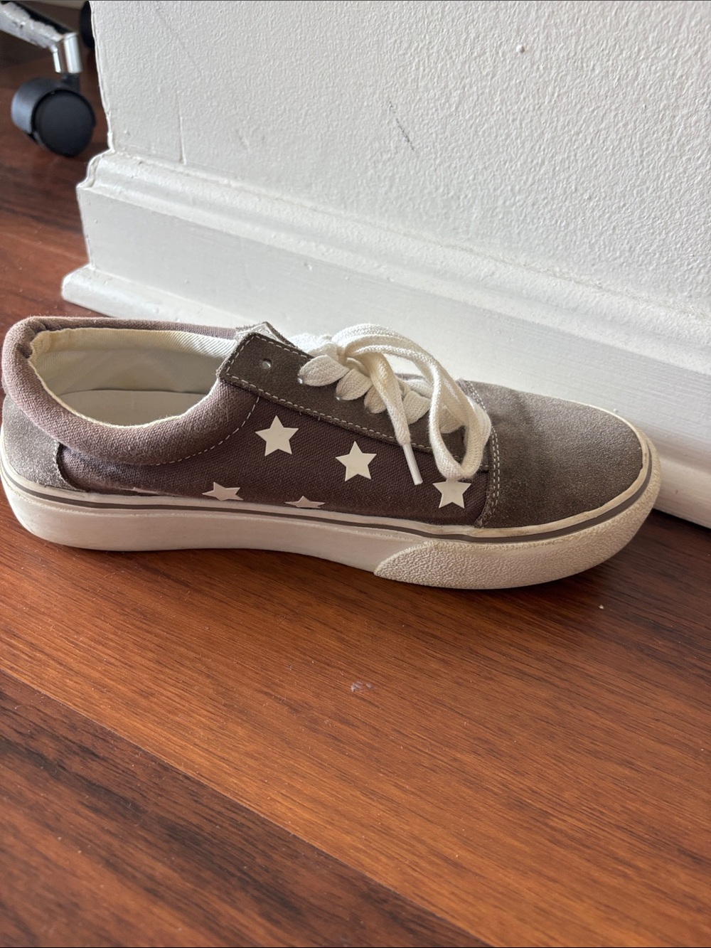 Steve Madden Taupe Star-Accent Casual Sneakers